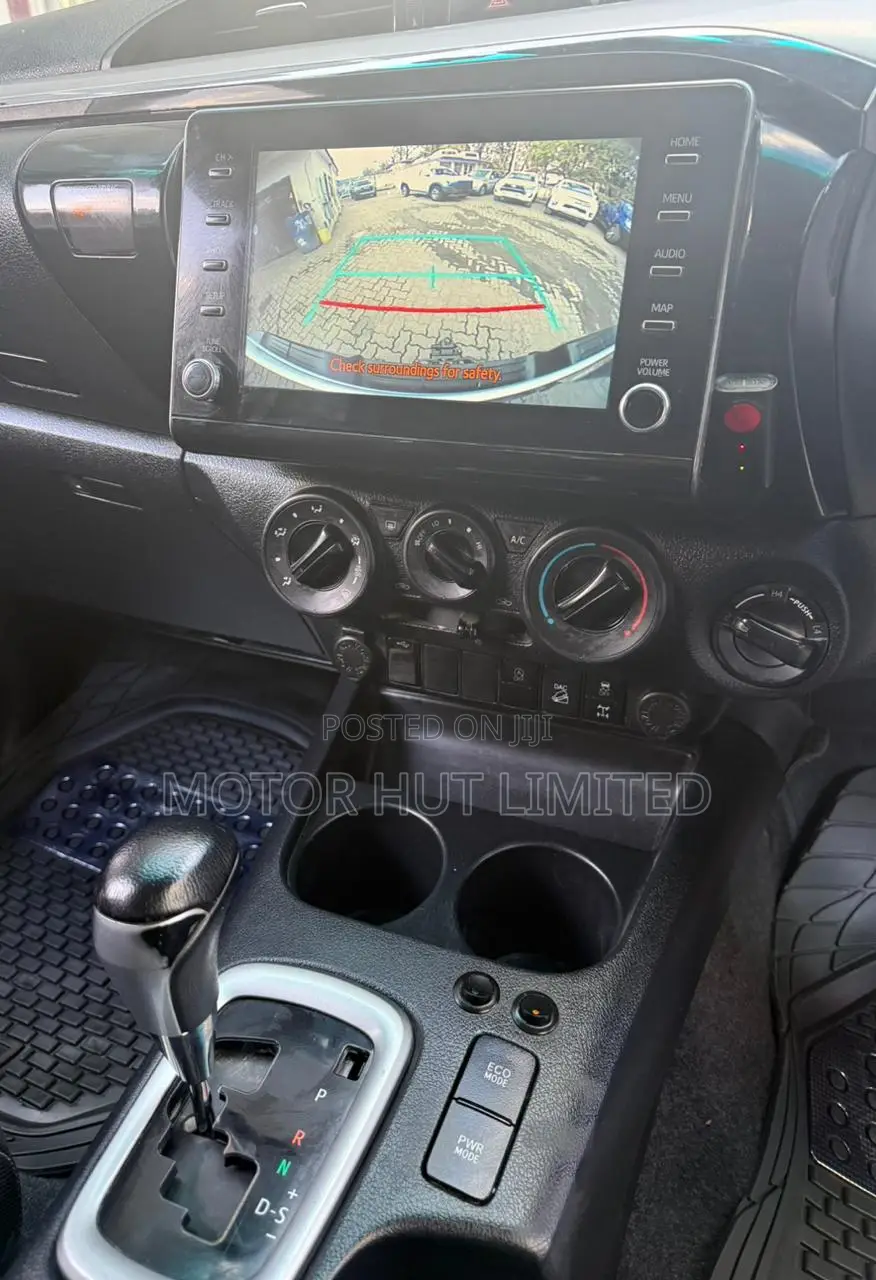 Toyota Hilux 2022 White