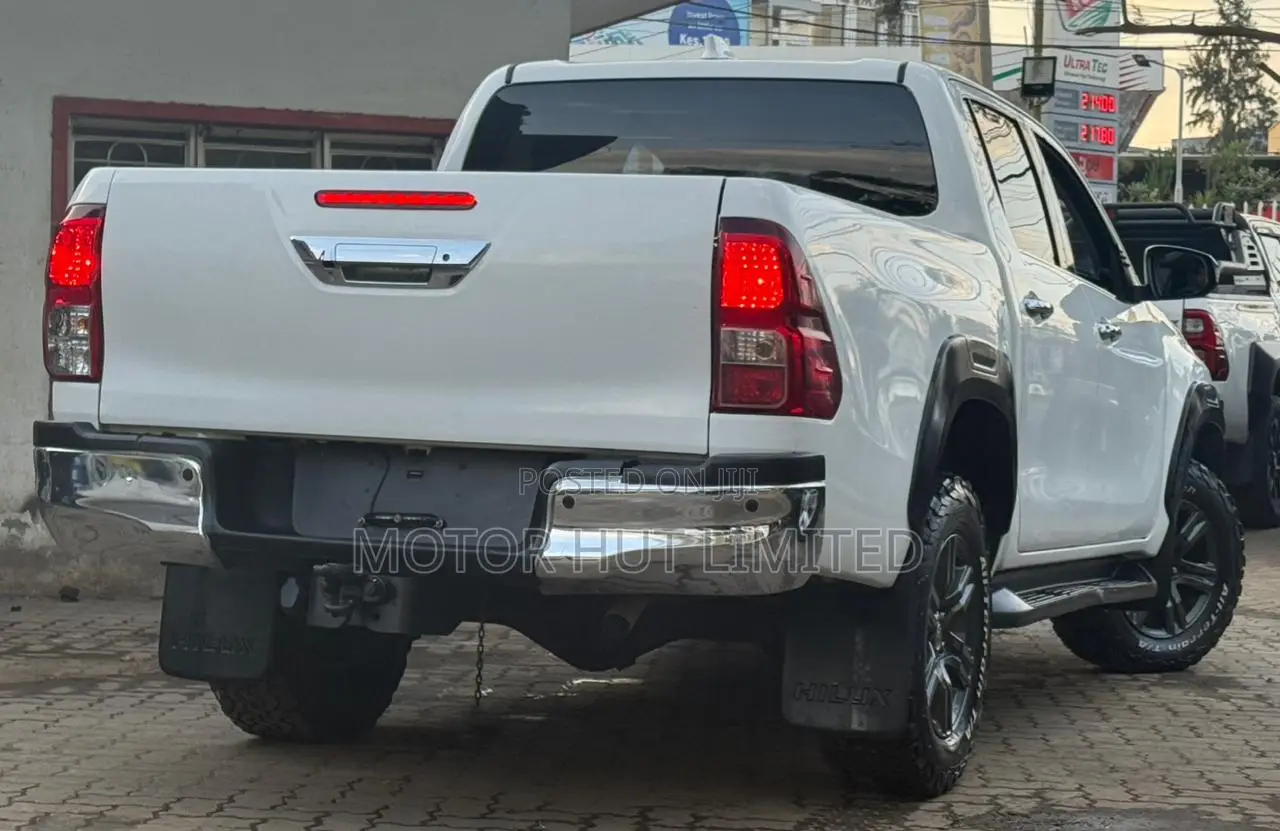 Toyota Hilux 2022 White