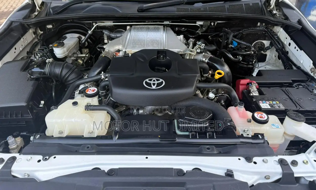 Toyota Hilux 2022 White