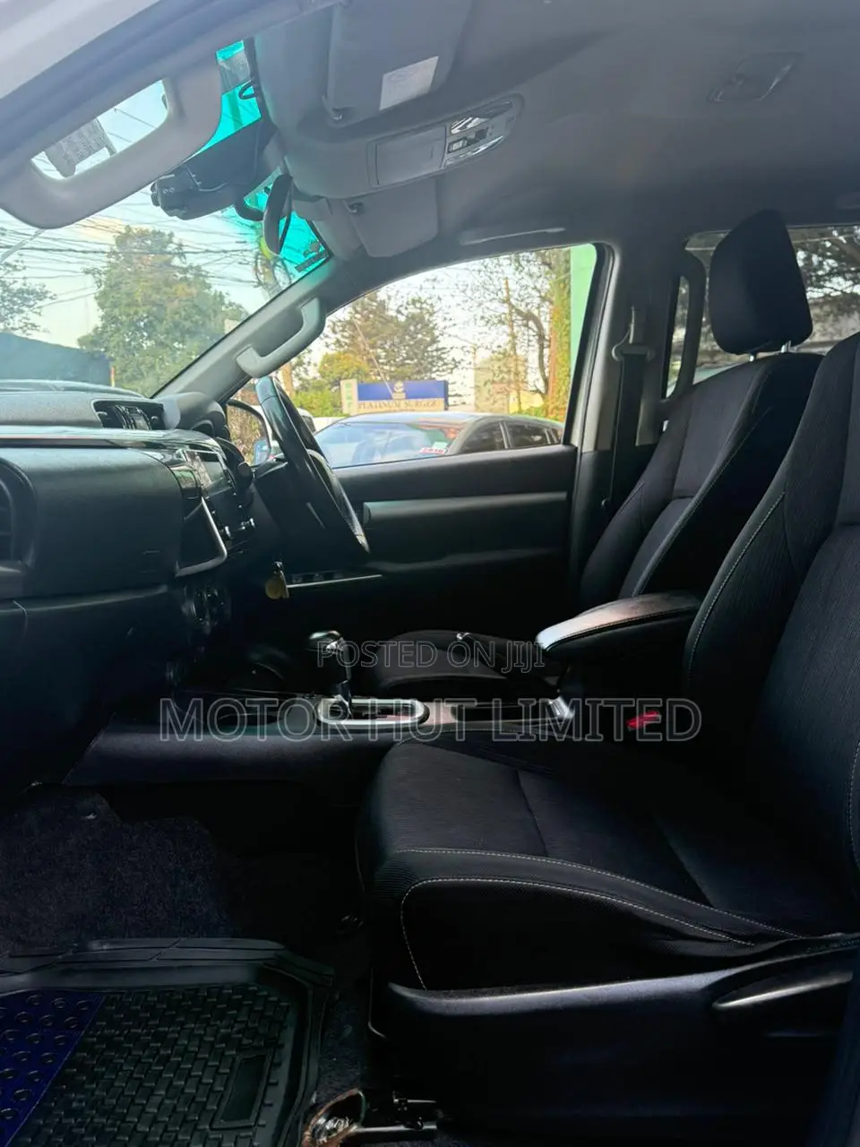 Toyota Hilux 2022 White