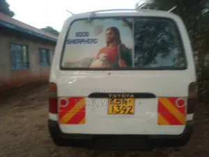 Toyota HiAce 2006 White