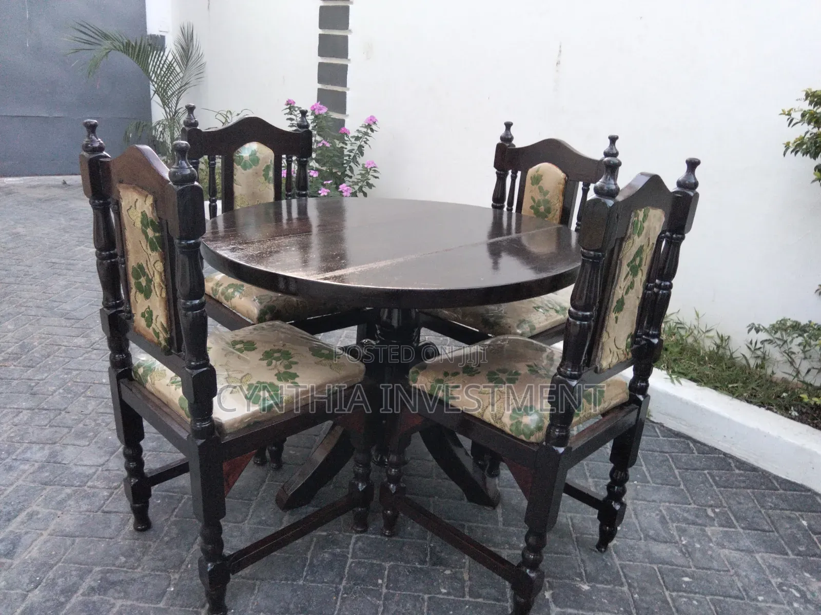 Round 4 Seater Dining Table
