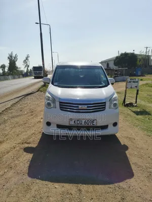 Toyota Noah 2.0 158hp FWD (8 Seater) 2011 Pearl