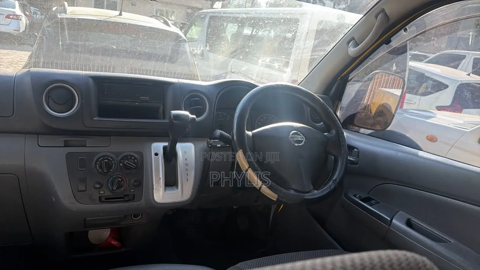 Nissan Caravan (Urvan) 2013 Yellow