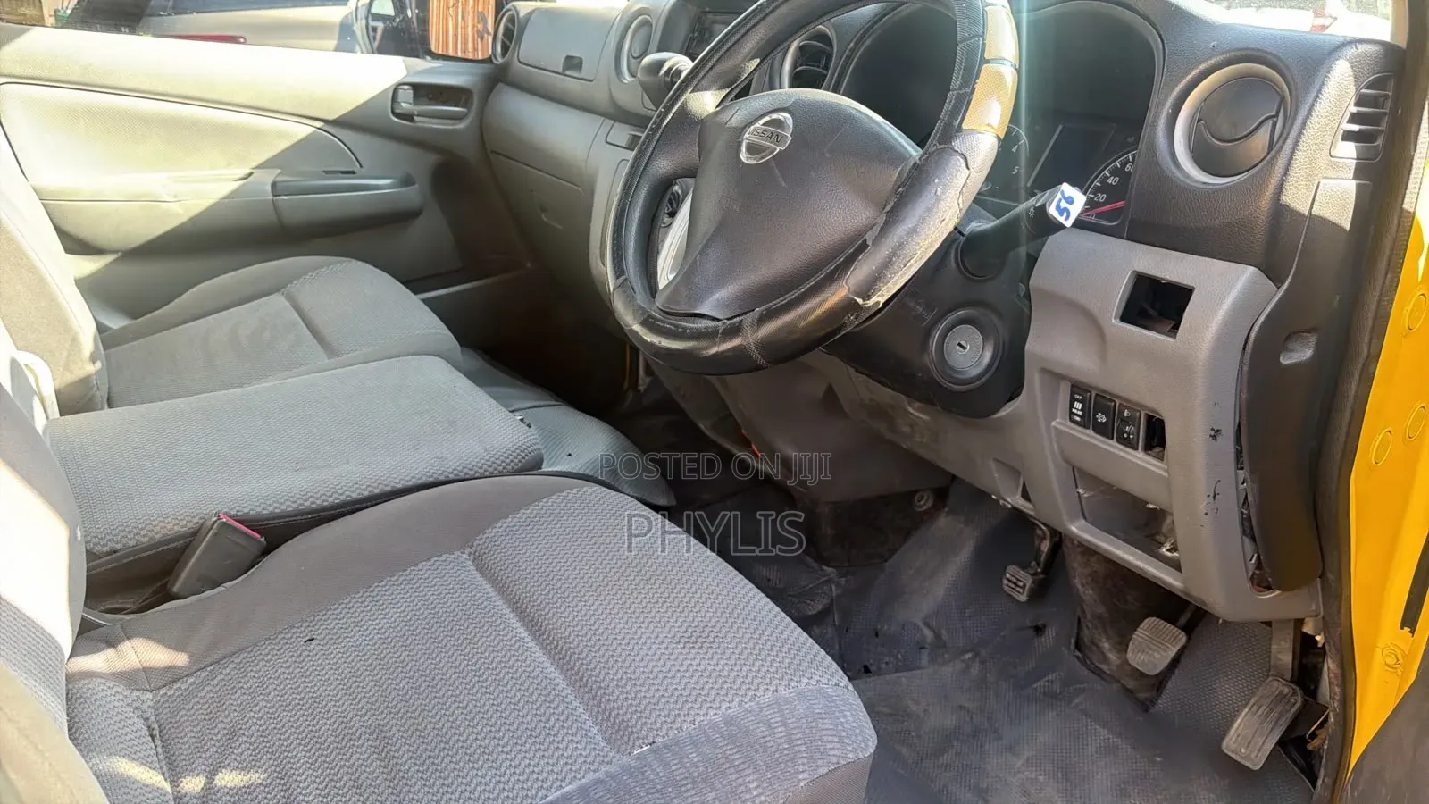 Nissan Caravan (Urvan) 2013 Yellow
