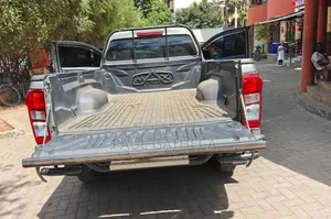 Isuzu D-MAX 2021 Gray
