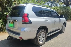 Toyota Land Cruiser Prado 2010 White