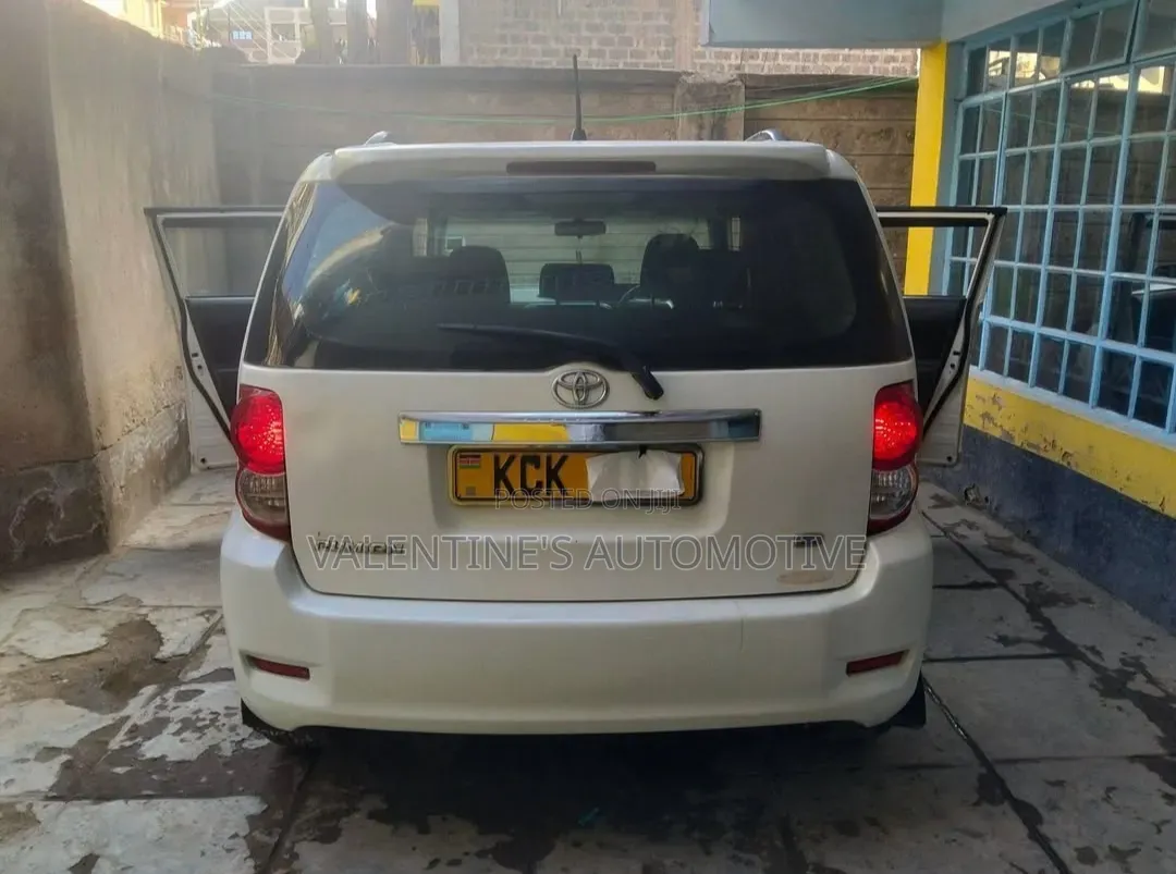 Toyota Corolla Rumion 2009 White