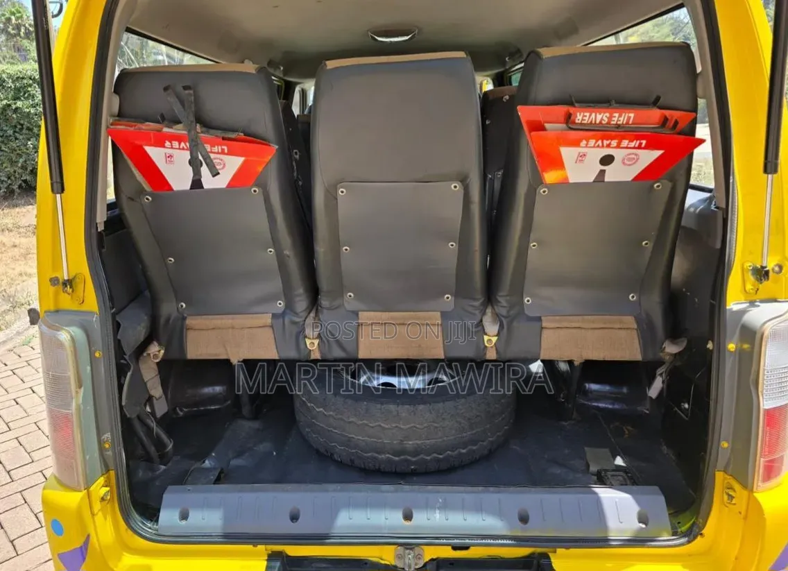 Nissan Caravan (Urvan) 2010 Yellow