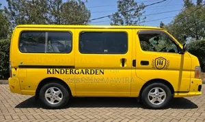 Nissan Caravan (Urvan) 2010 Yellow