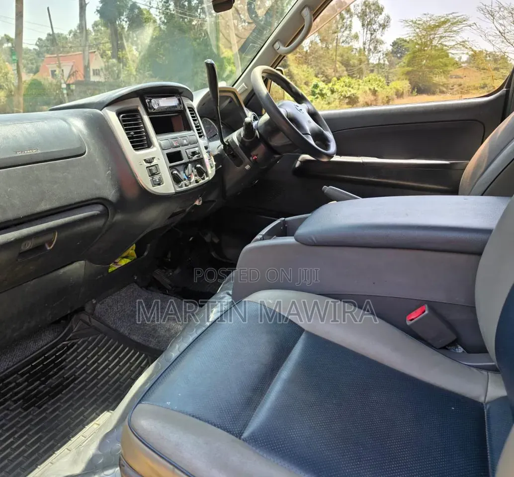 Nissan Caravan (Urvan) 2010 Yellow