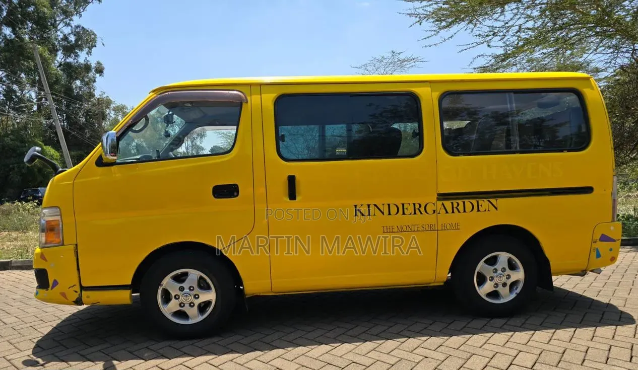 Nissan Caravan (Urvan) 2010 Yellow