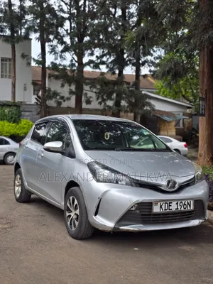 Toyota Vitz 2015 Silver