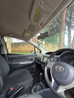 Toyota Vitz 2015 Silver