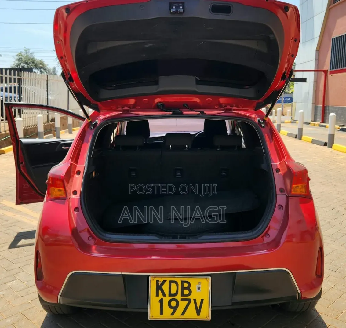 Toyota Auris 2013 Red