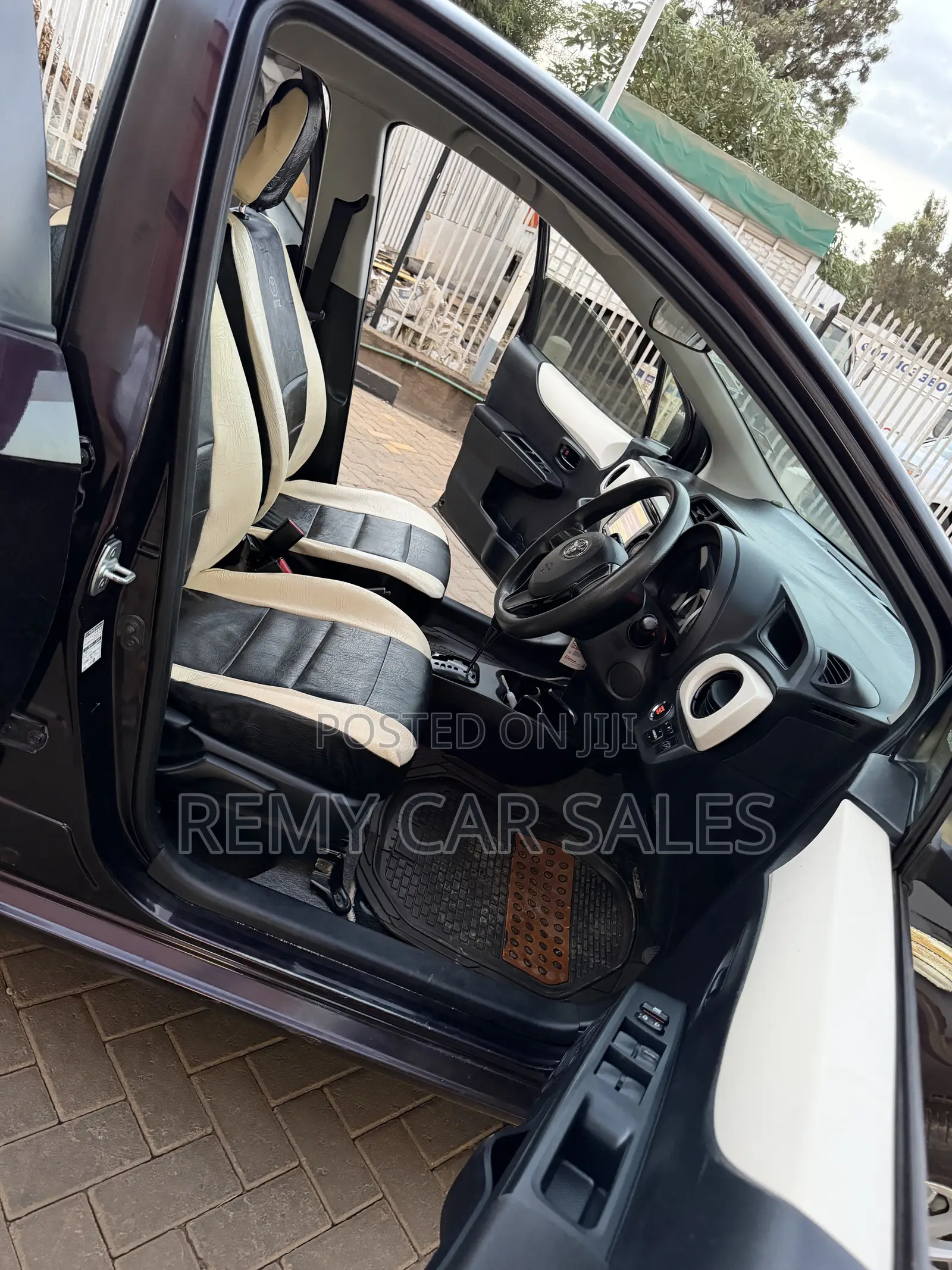 Toyota Vitz 2013 Burgundy