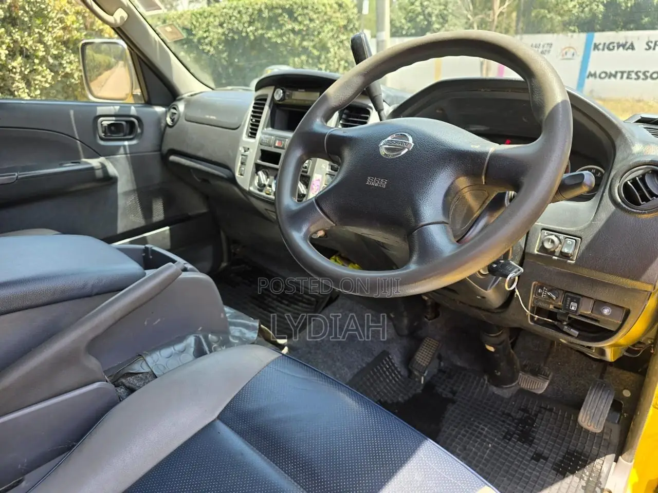 Nissan Caravan (Urvan) 2010 Yellow