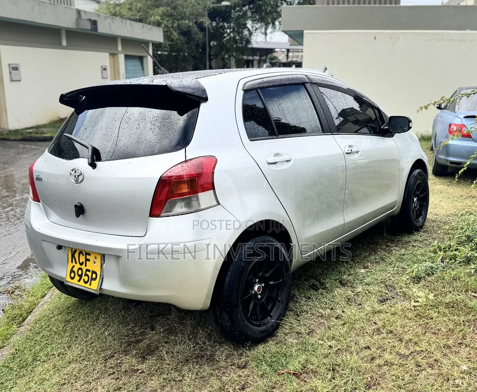 Toyota Vitz 2009 Silver