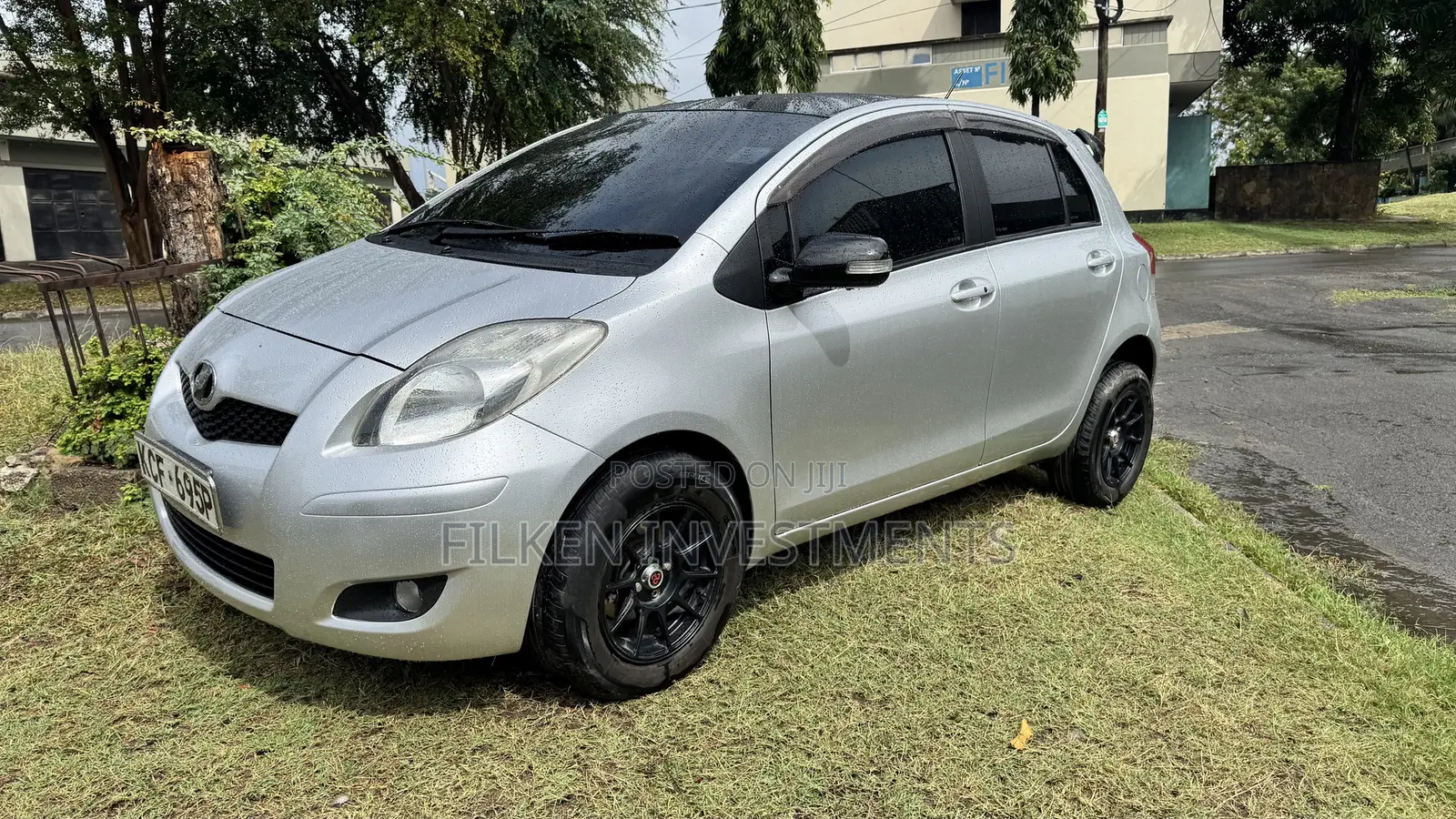 Toyota Vitz 2009 Silver
