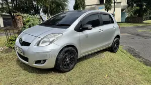 Toyota Vitz 2009 Silver