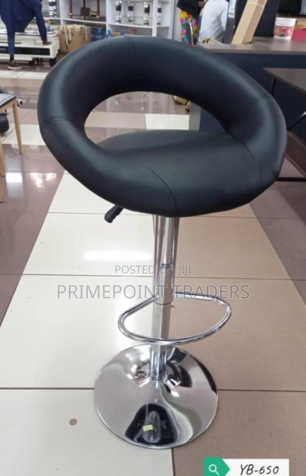 Height-Adjustable Modern Bar Chair – Versatile & Comfortable