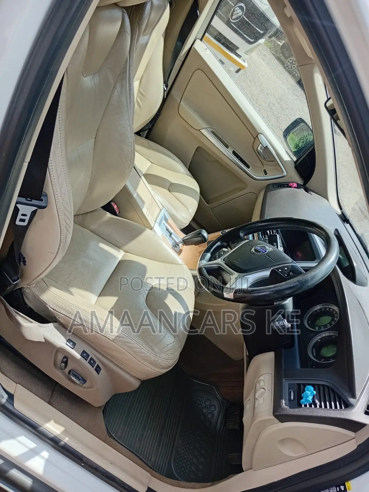 Volvo XC60 2010 White