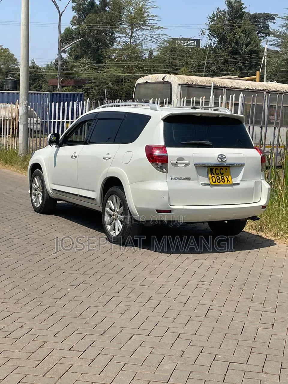 Toyota Vanguard 2010 White