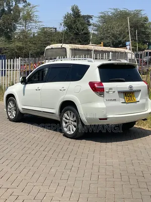 Toyota Vanguard 2010 White