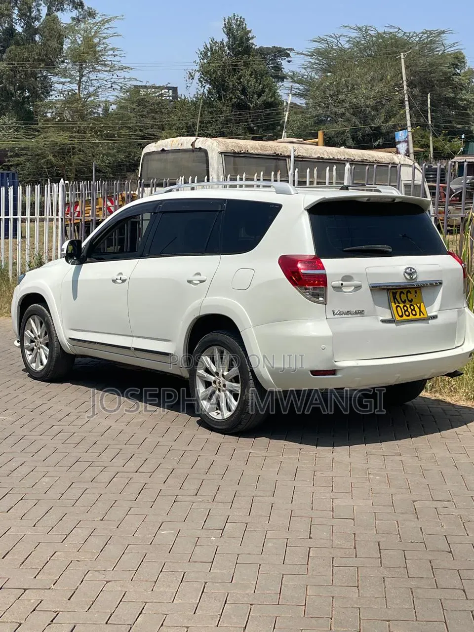 Toyota Vanguard 2010 White