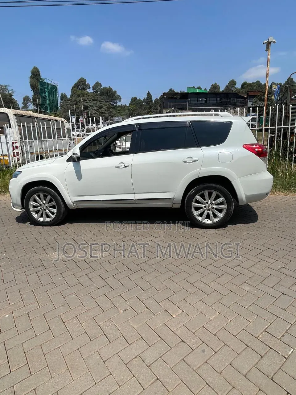Toyota Vanguard 2010 White