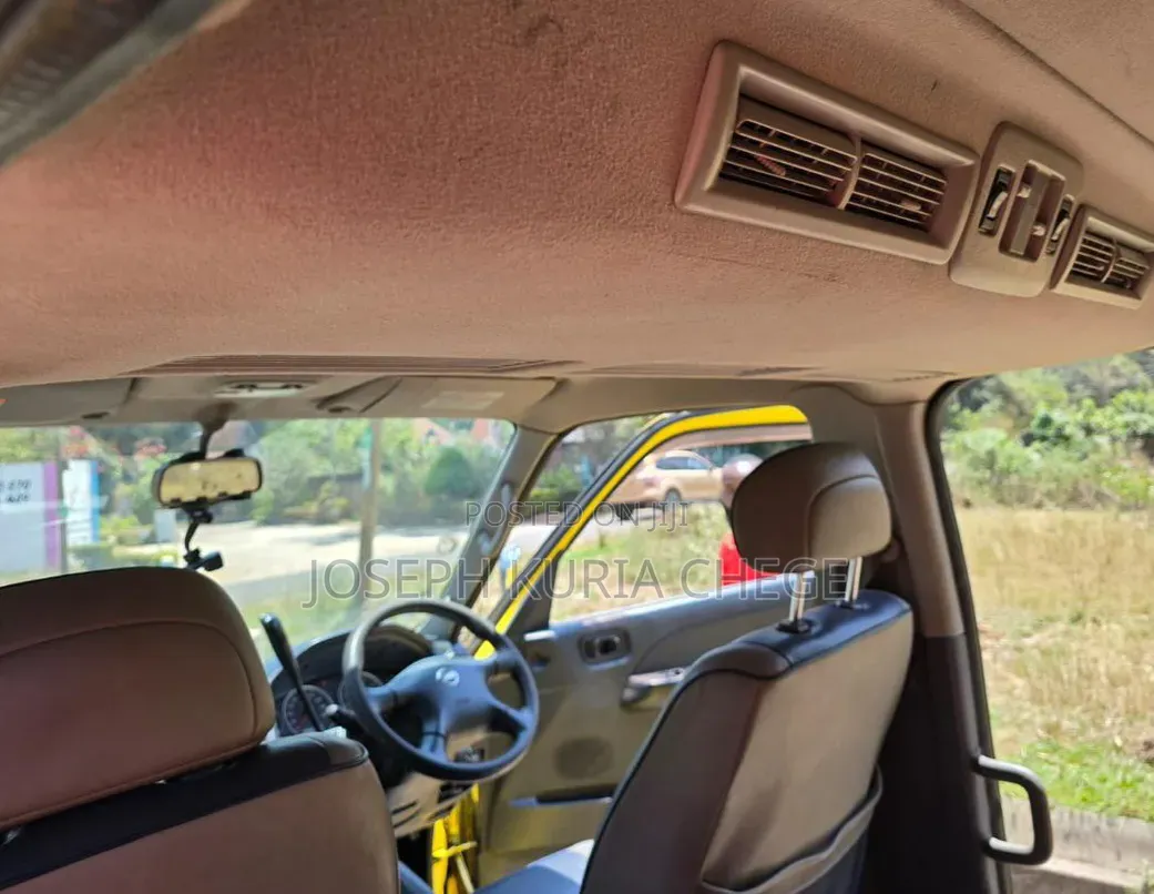 Nissan Caravan (Urvan) 2010 Yellow