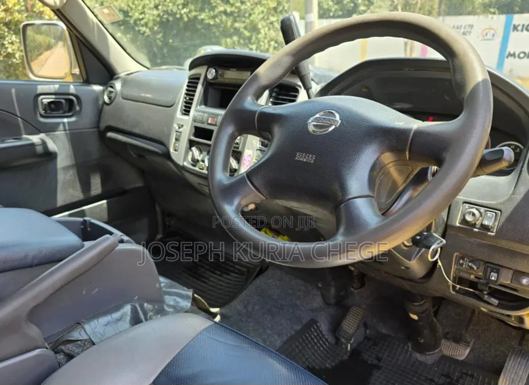 Nissan Caravan (Urvan) 2010 Yellow