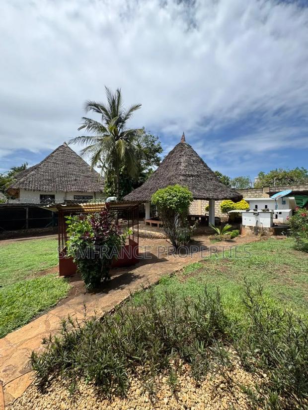 Diani Half an Acre Plot Second Row for Sale - thumbnail 3