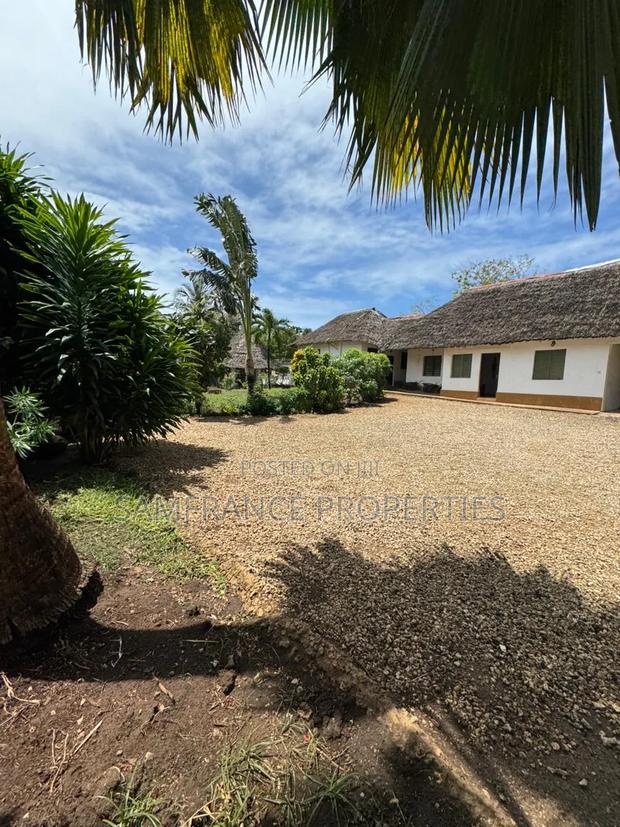 Diani Half an Acre Plot Second Row for Sale - thumbnail 4