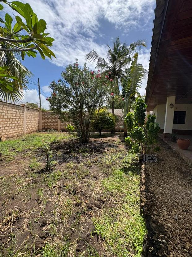 Diani Half an Acre Plot Second Row for Sale - thumbnail 6