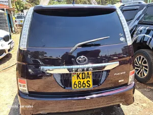Toyota ISIS 2014 Burgundy