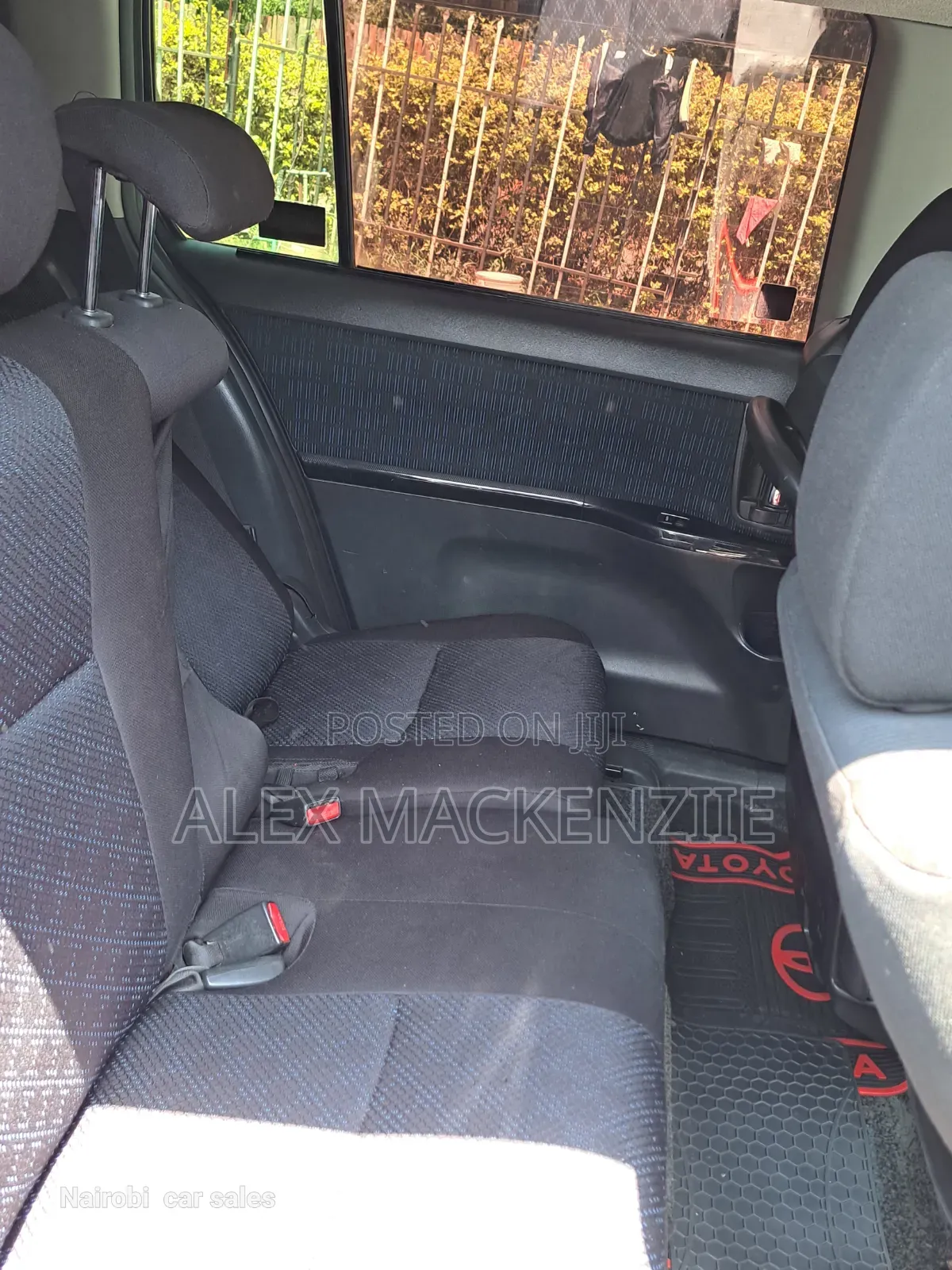 Toyota ISIS 2014 Burgundy