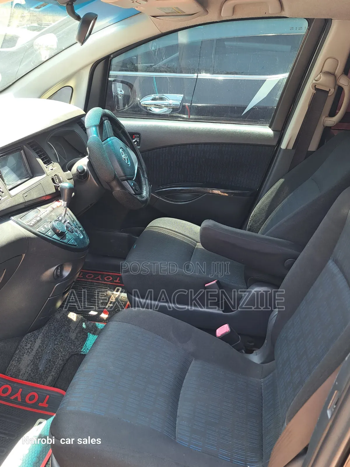 Toyota ISIS 2014 Burgundy