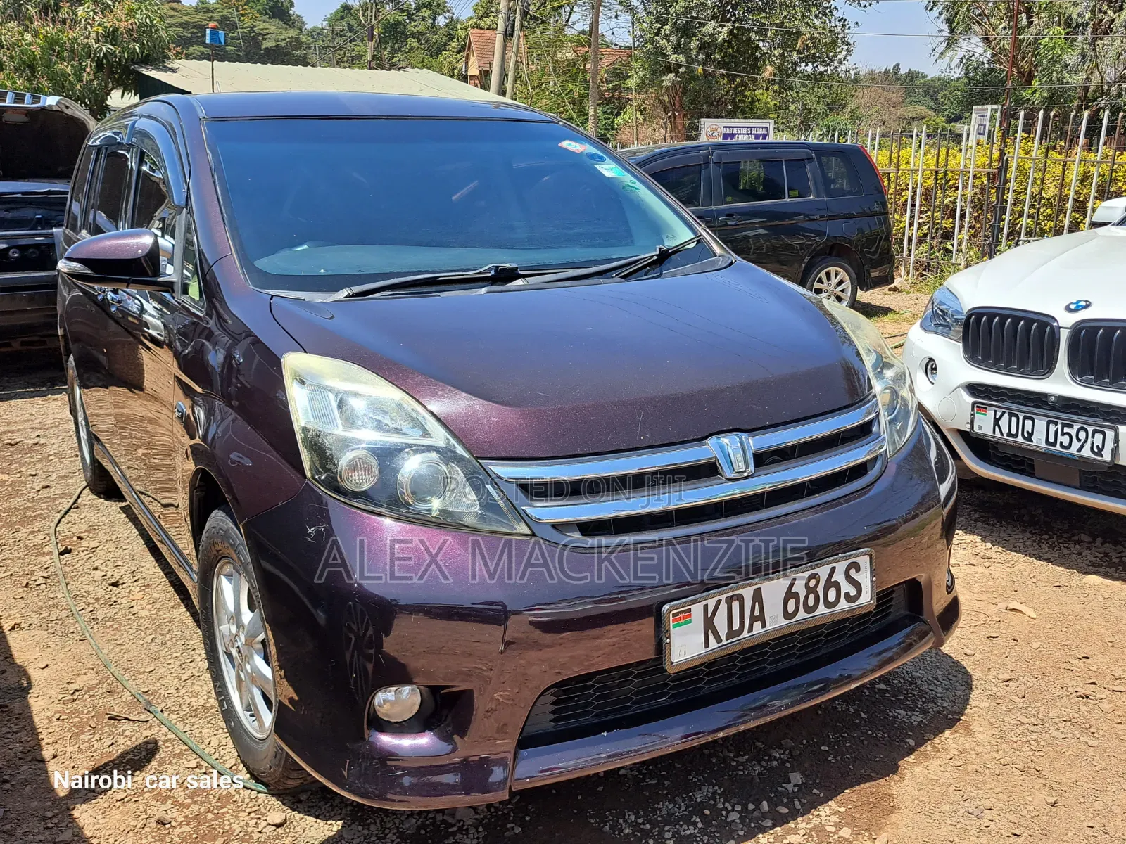 Toyota ISIS 2014 Burgundy