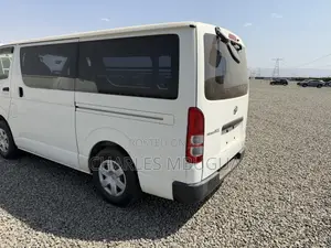 Toyota HiAce 2019 White