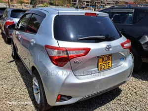 Toyota Vitz 2017 Silver