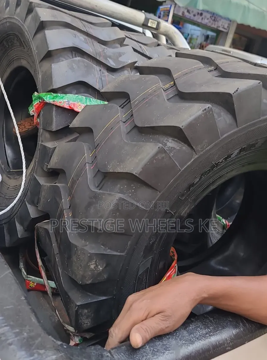 20.5/70-16 Roadhiker Tires 14PR