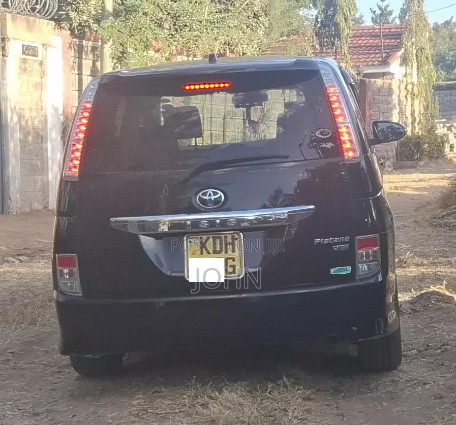 Toyota ISIS 1.8 Platana 2WD 2016 Black
