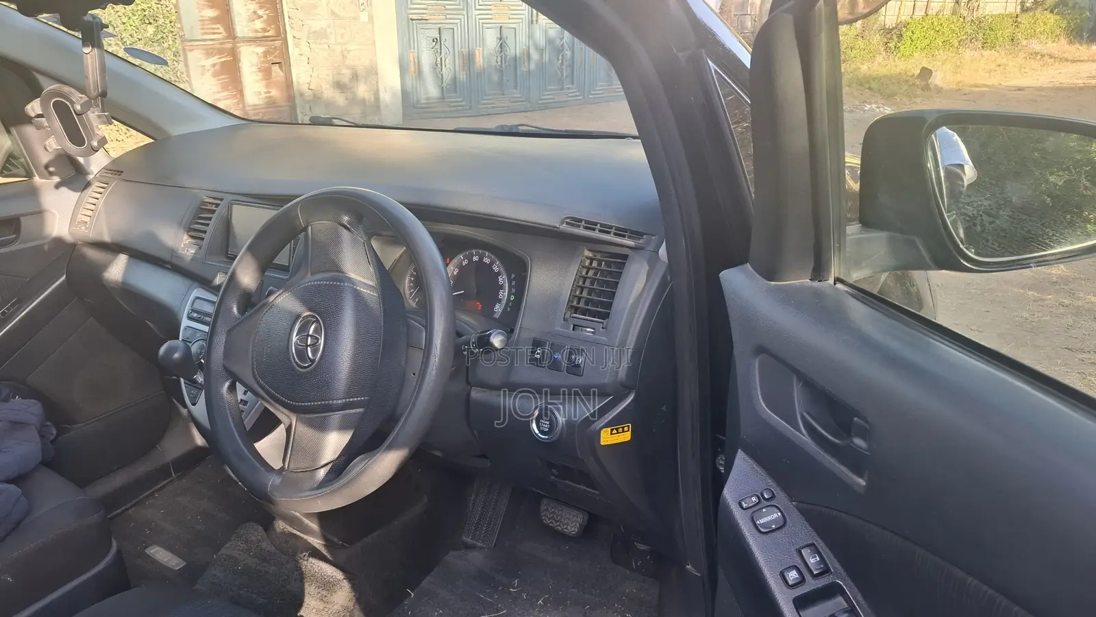 Toyota ISIS 1.8 Platana 2WD 2016 Black