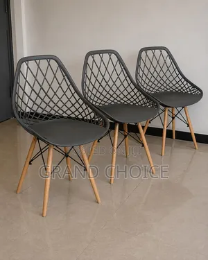 Modern Eames Style Dining Chair – Black With Wooden Legs.