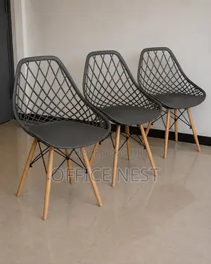 Modern Eames Style Dining Chair – Black With Wooden Legs.