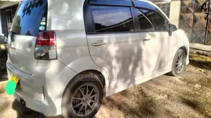 Toyota Spade 1.5 2015 Pearl