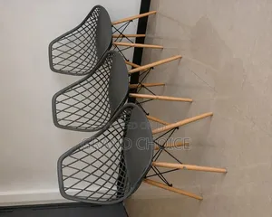 Modern Eames Style Dining Chair – Black With Wooden Legs.