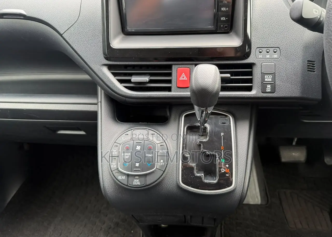 Toyota Noah 2019 Silver