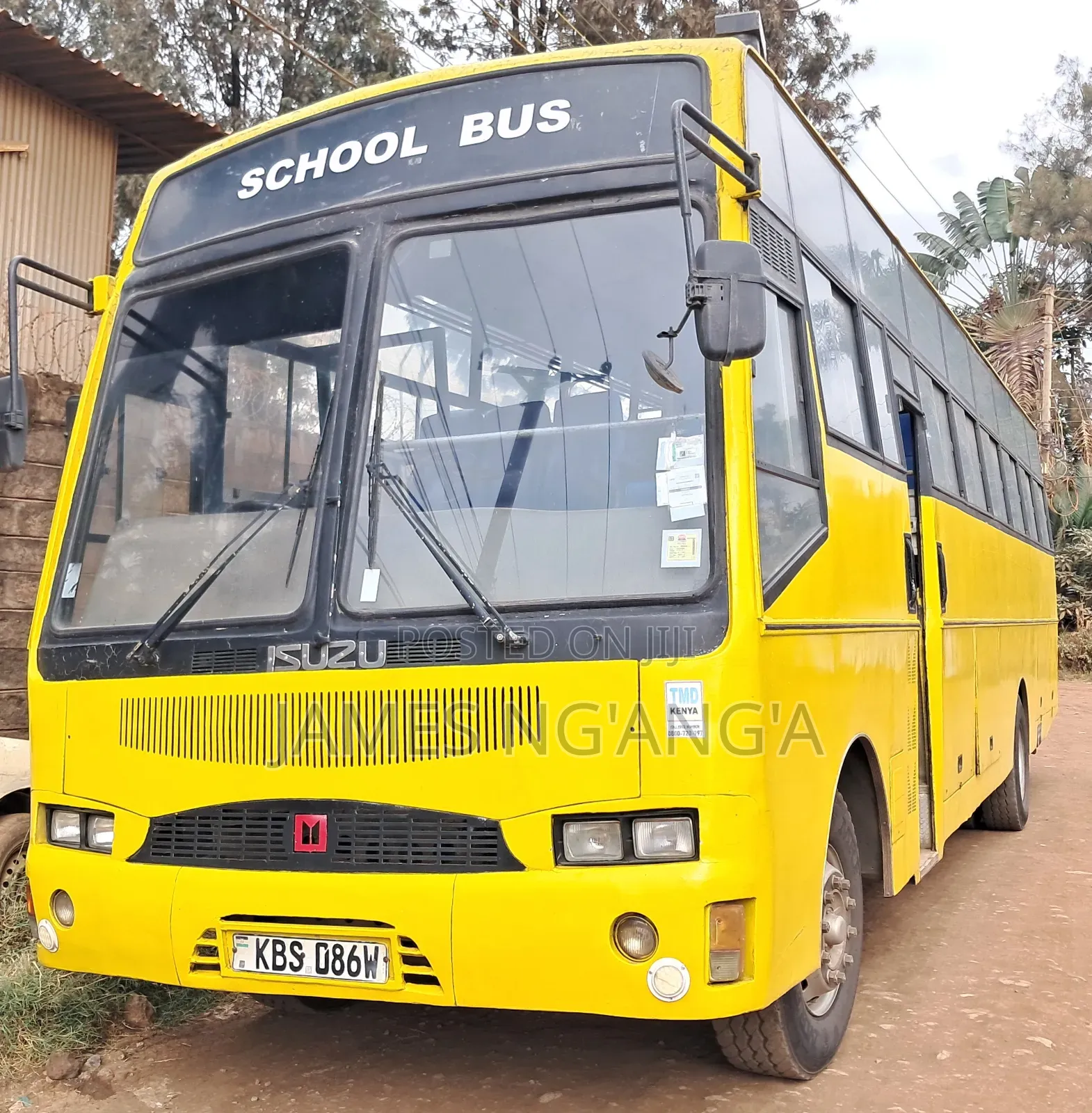 Isuzu Executive Bus 2011 Yellow